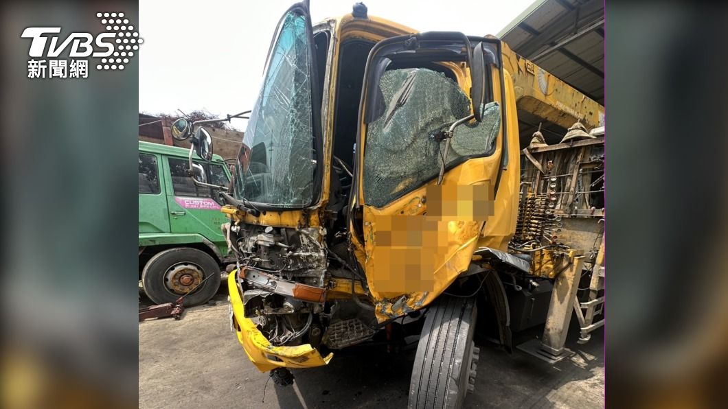 國一內壢段連環撞!大貨車自撞後波及4車 1乘客送醫