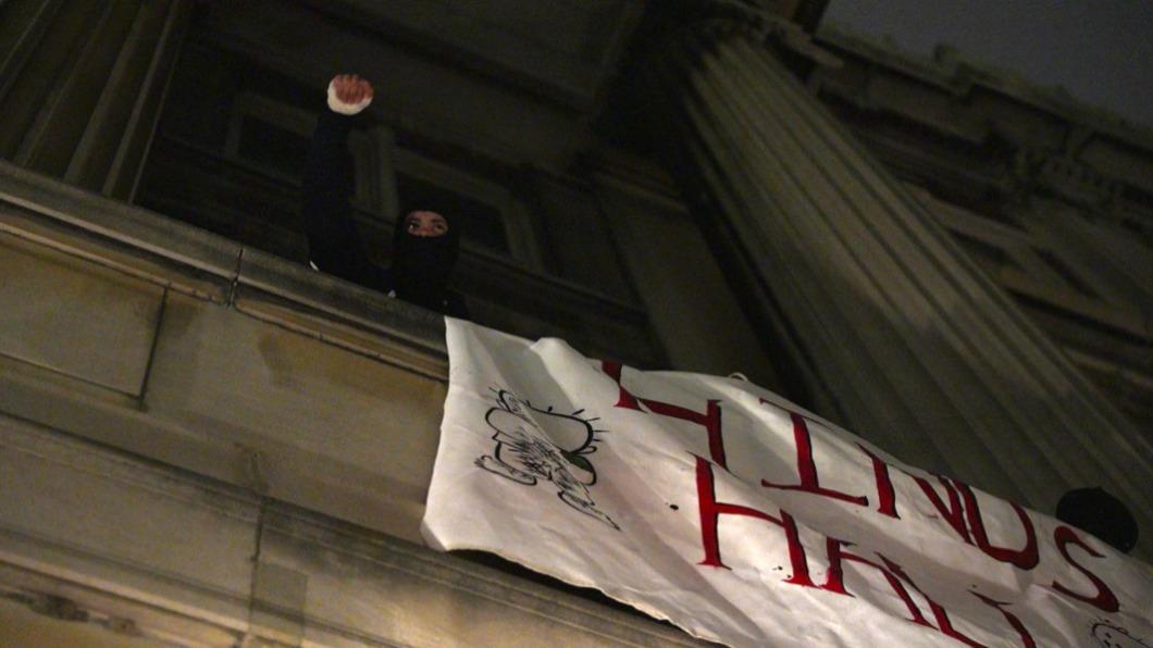 抗議者在大樓外牆懸掛橫幅,上面寫著「欣德大樓(Hind's Hall)」。(圖/翻攝自「哥倫比亞觀察家日報」)
