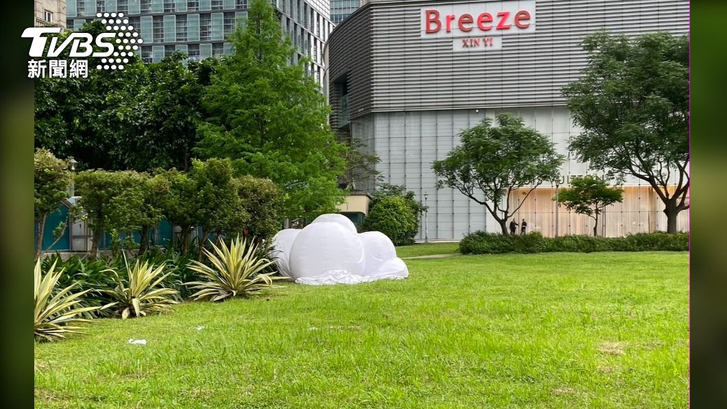 快訊/北市信義區怪風!氣球裝置藝術被吹走 騎士被砸中慘摔