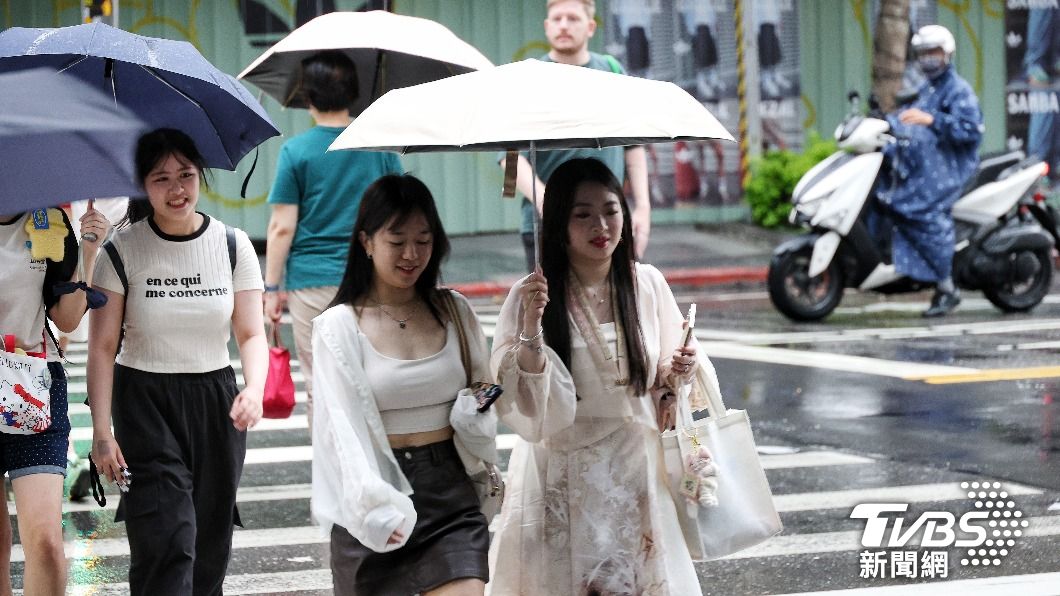 明天下雨的範圍較廣、機率也比較高，可能會有局部較明顯雨勢。（圖／TVBS資料畫面）