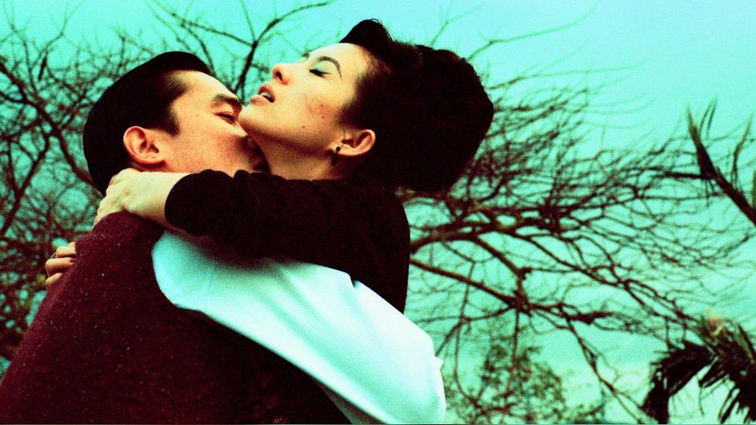 梁朝偉在片中周旋在不同女人間,右為章子怡。(圖/CATCHPLAY+提供)