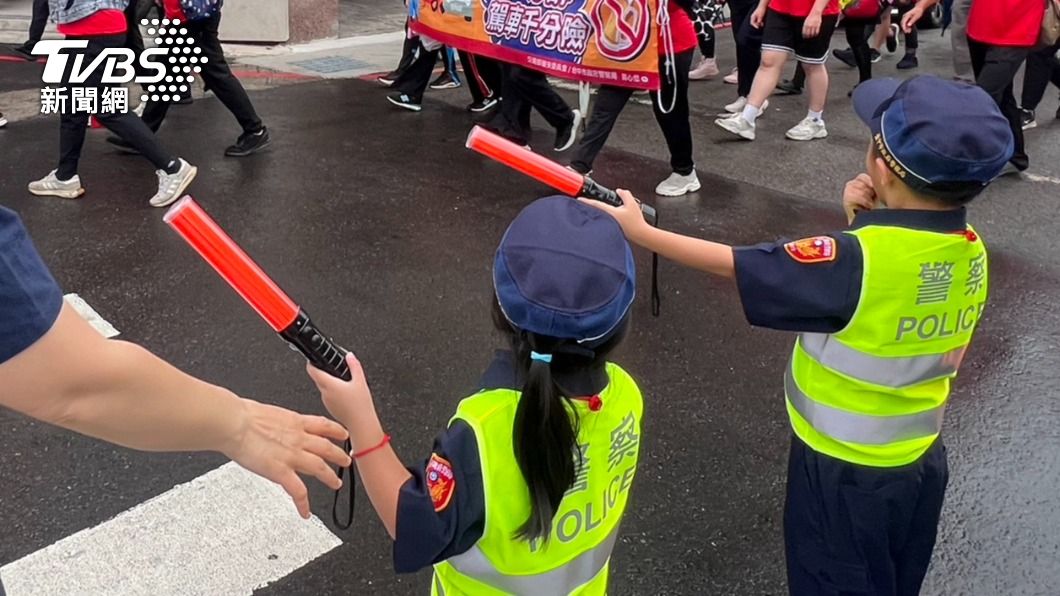 萌翻!台中「小小警」扛媽祖遶境交通重任 民眾秒融化搶拍