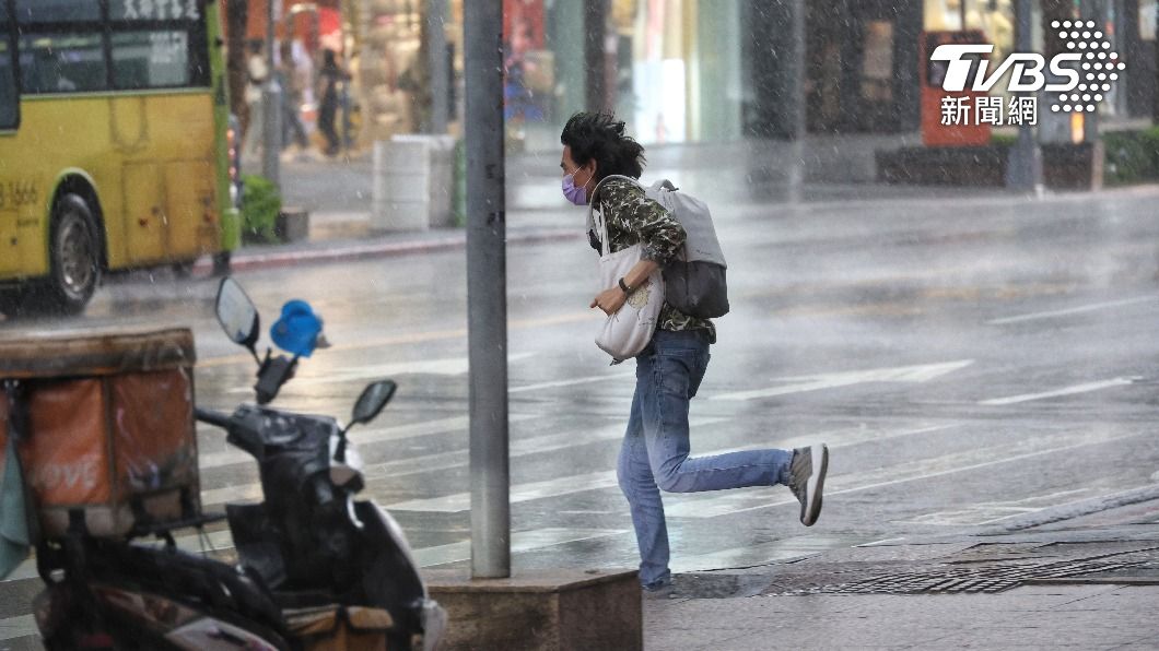 梅雨鋒面抵達！明後2天全台「雨彈狂炸」　3地區一夜掉10度