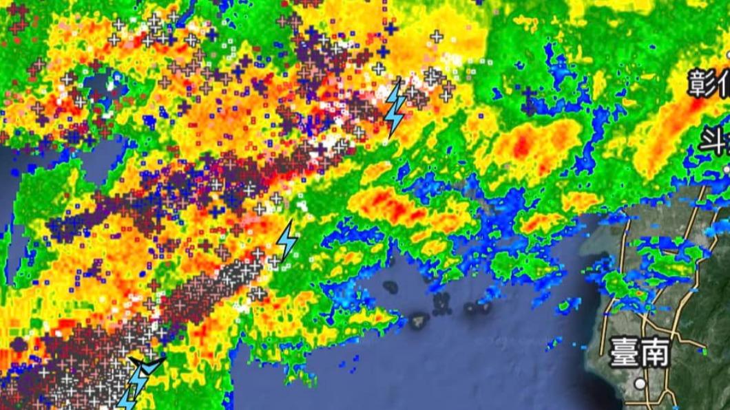 今跌10度!雨彈夜襲進入搖滾區 「全台變色」降雨熱點曝