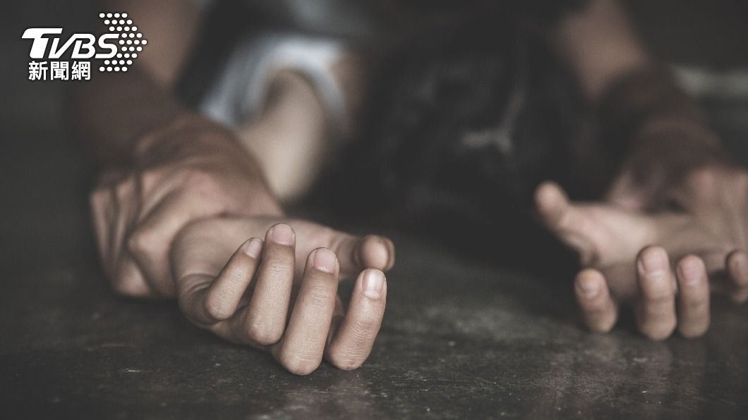 趁女友洗碗「性侵小孩」!牽絲噁吻遭逮 基隆男:問過才摸