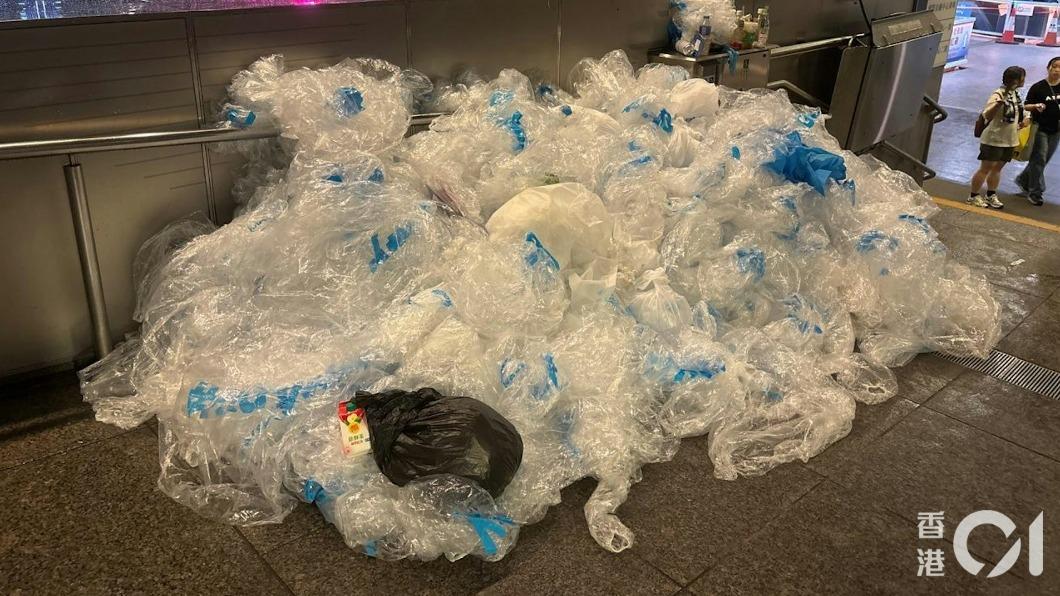 入場觀眾憑票可領取雨衣一件，不過有不少粉絲到地鐵站附近就棄置了。（圖／香港01提供）