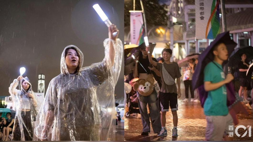五月天演唱會首場遇上黃雨警告需要提早結束，歌迷待五月天唱完最後一首歌後即湧入室內避雨。（圖／香港01提供）