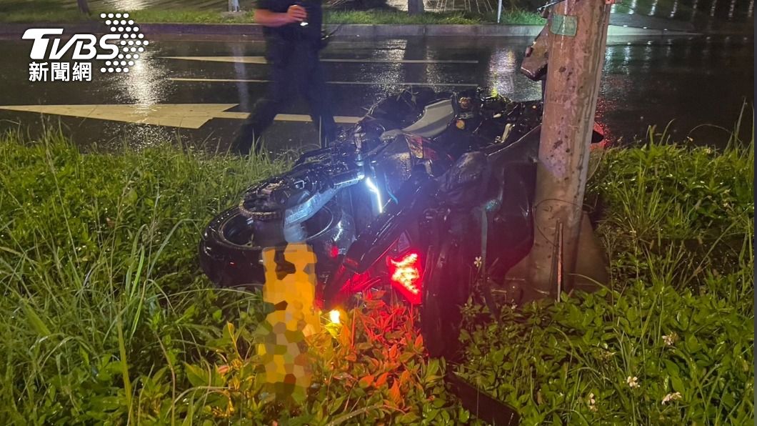 新北雨夜死亡車禍!重機男失控猛衝分隔島 人車噴飛不治