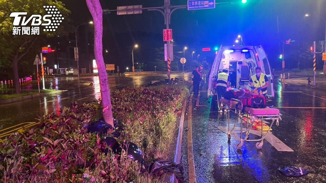 由於撞擊力道過猛,導致蕭男連人帶車噴飛,當場失去生命跡象。(圖/TVBS)