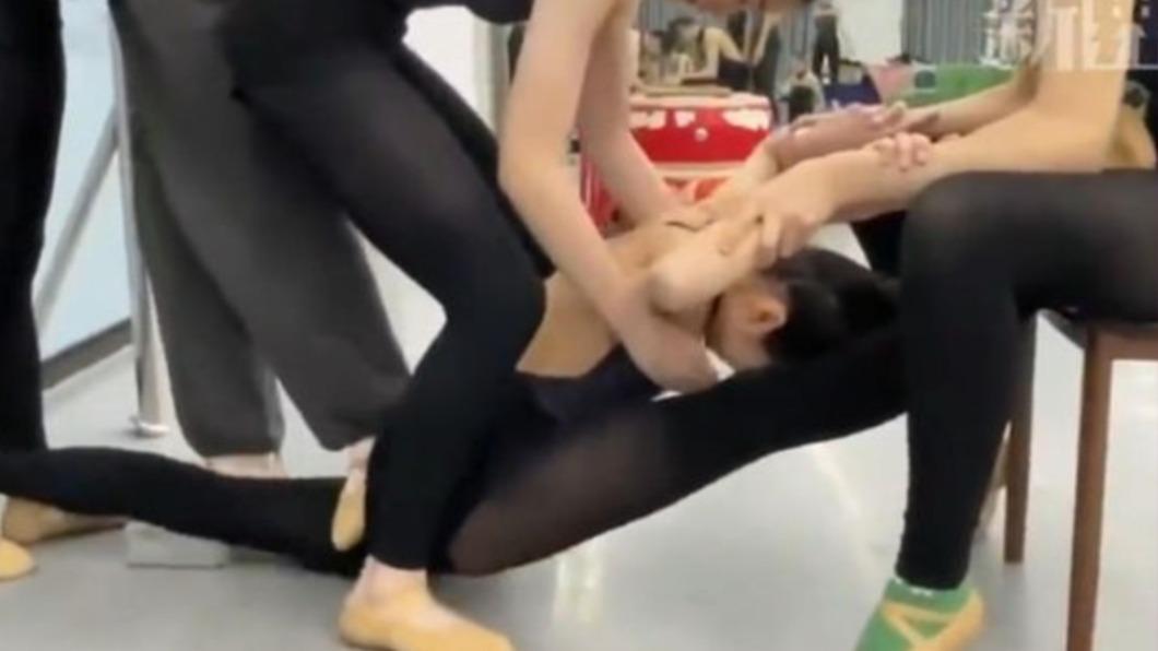 超痛!陸女拉筋「啪」一聲腿遭踩斷 老師:只願賠22萬元