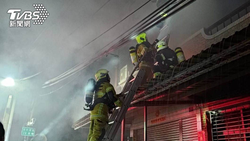高雄店仔頂街暗夜火警!2婦受困陽台呼救 43勇消急撲火