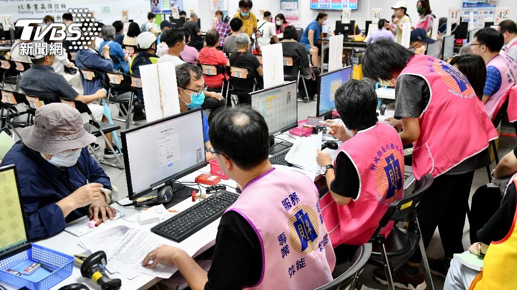 報稅首日搶繳錢!國稅局一早擠爆 現場30櫃台全開紓解人潮