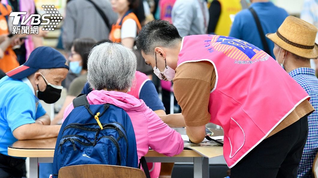 國稅局加派人員在現場服務民眾報稅問題。(圖/胡瑞麒攝)