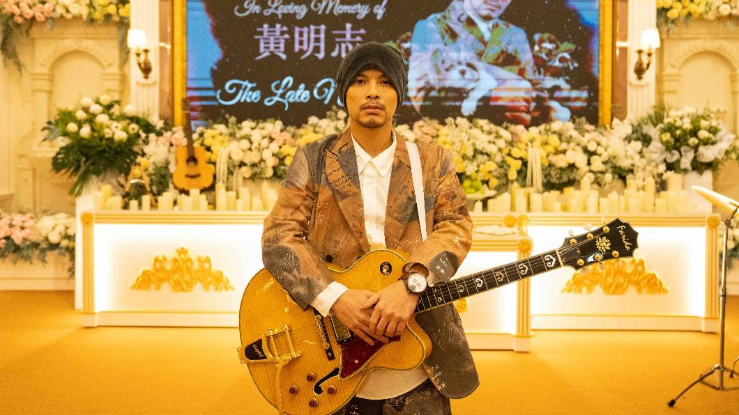 玩太過火?黃明志生前告別式媒體包圍 衝突場面曝光