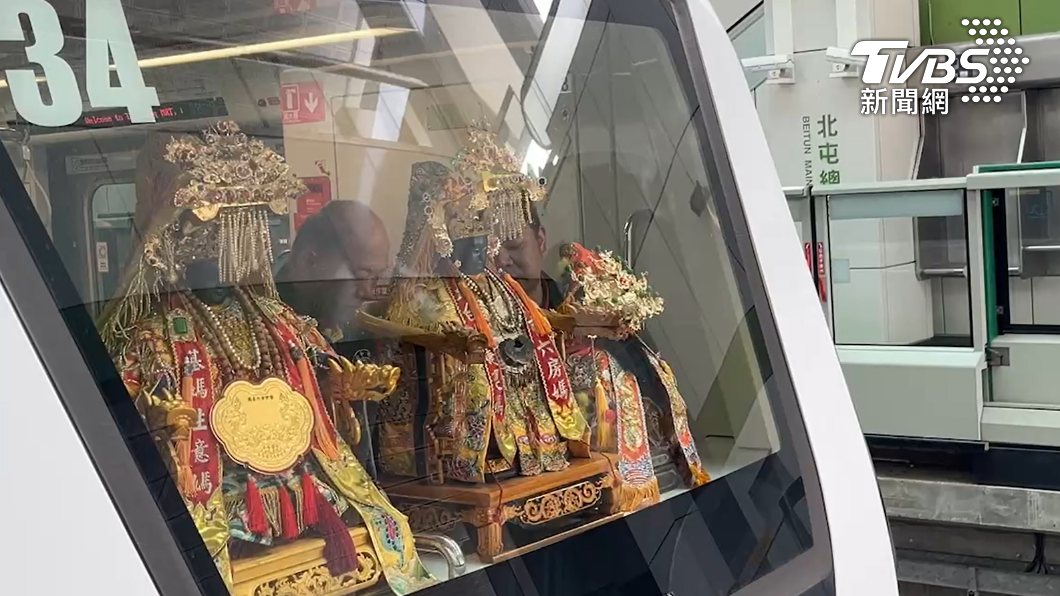 媽祖娘娘坐捷運遶境。（圖／陳祁 攝）