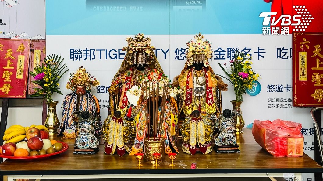 北屯捷運站口團拜。(圖/陳祁 攝)