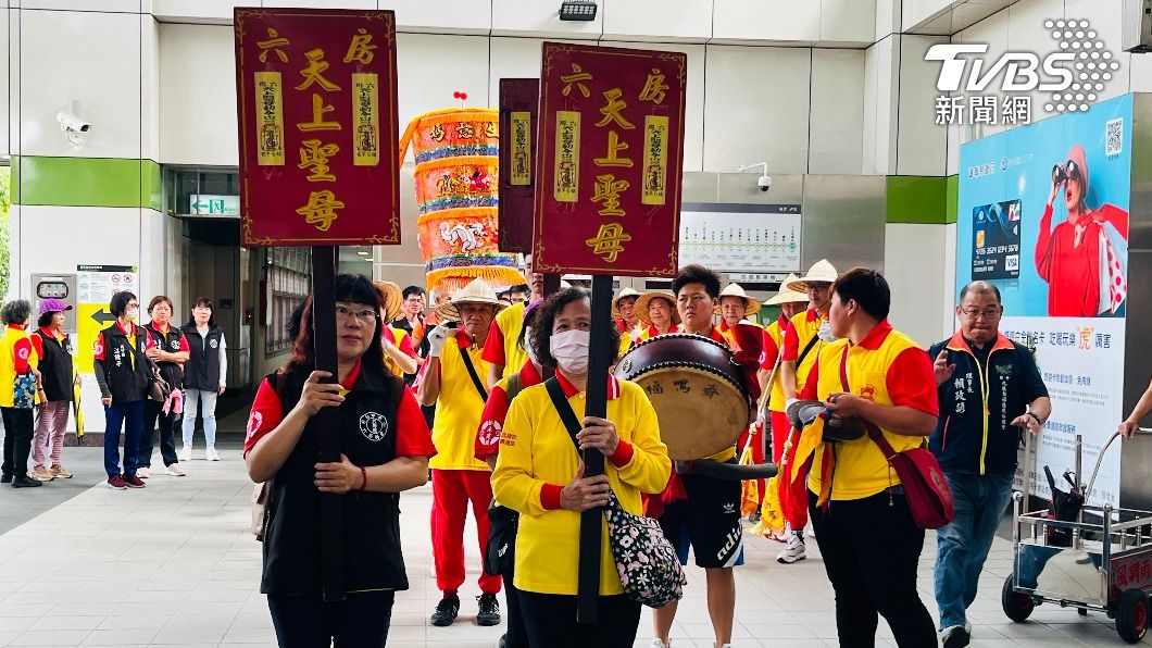 媽祖回鑾準備進站搭車。(圖/陳祁 攝)