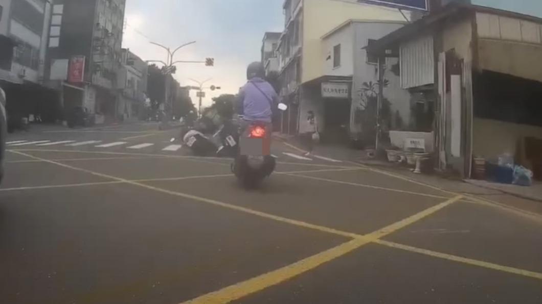因警車禮讓行人，發生恐怖連環車禍。（圖／翻攝自YT「WoWtchout－地圖型行車影像分享平台」）