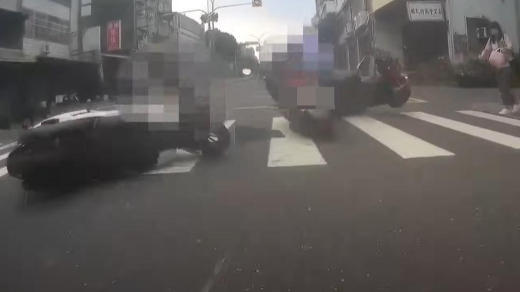 台南交通無下限?「警急煞讓行人」失控連環撞 40秒驚悚畫面曝