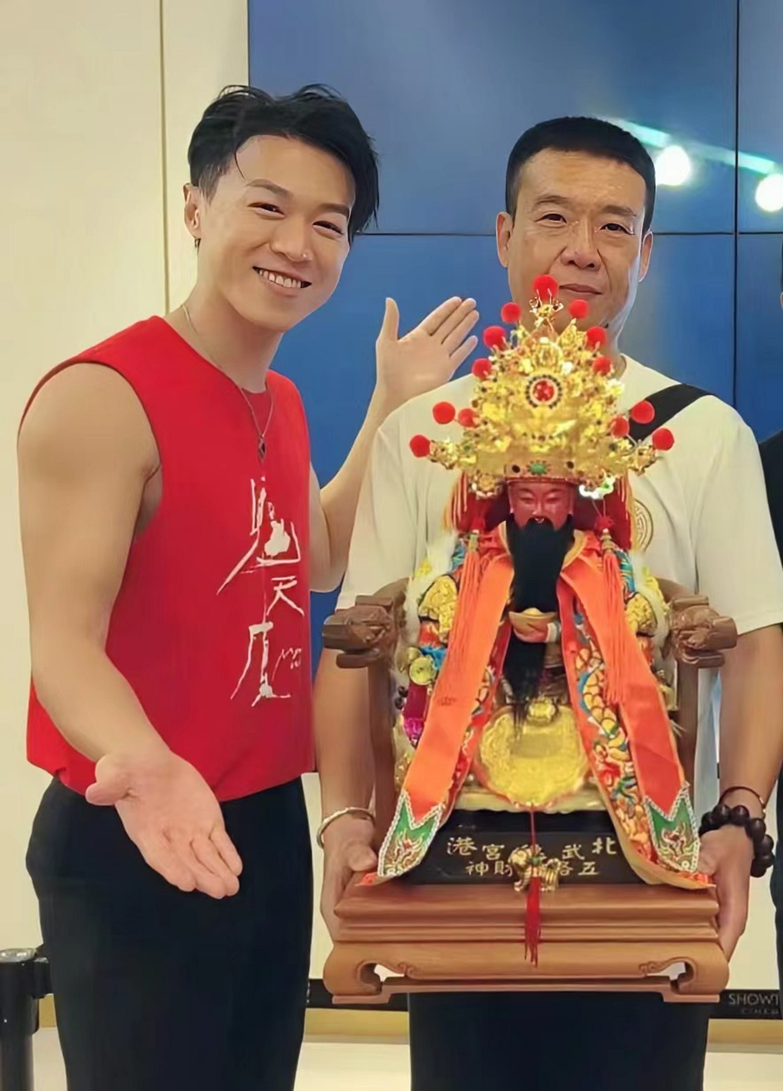 游書庭（左）人生第一次與神明一起看電影。（圖／迪昇傳播提供）