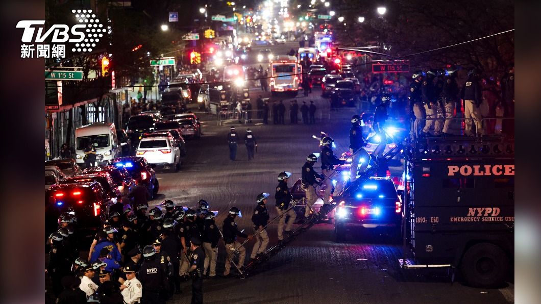 警方出動特殊車輛進入哥倫比亞大學(Columbia University)攻堅。(圖/達志影像路透社)