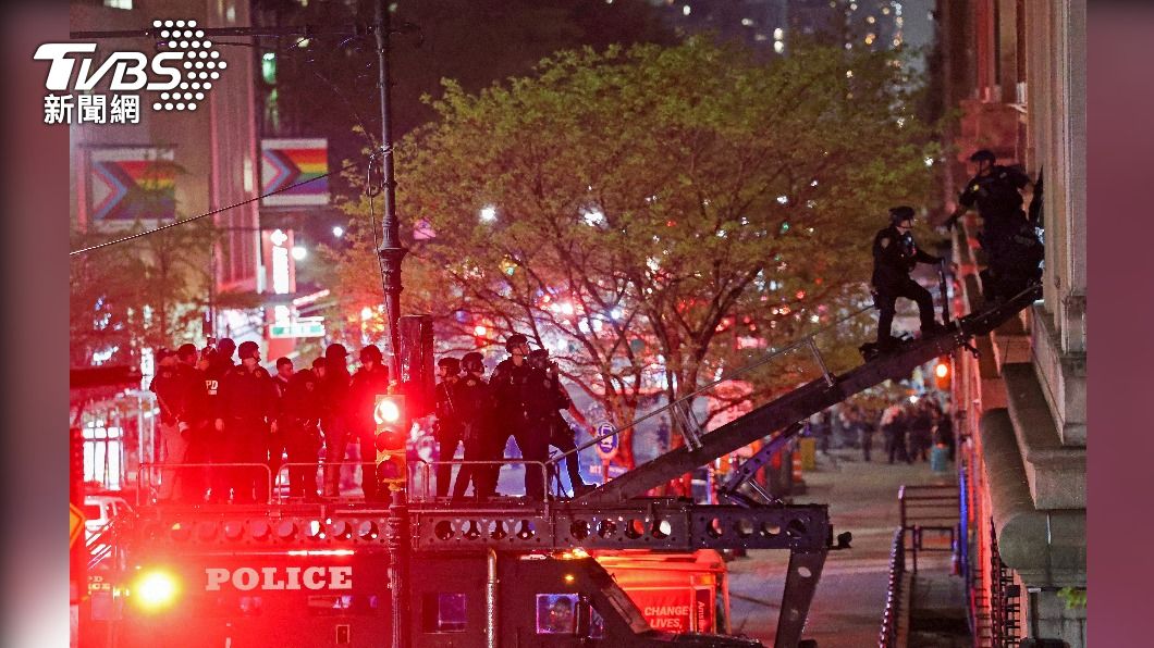 紐約警方攻堅漢彌爾頓大樓(Hamilton Hall)。(圖/達志影像路透社)
