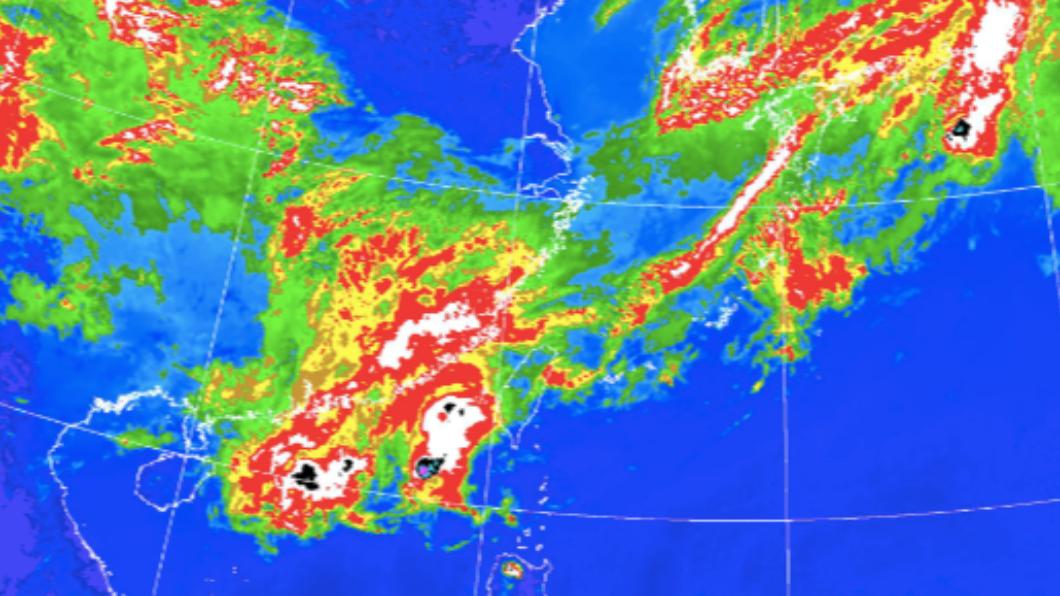 色調強化衛星雲圖，鋒面雨帶在台灣附近，移入後可能會有短時強降雨。（圖／氣象署）