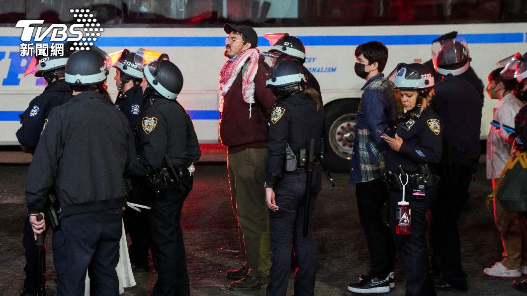 紐約警方逮捕示威者。(圖/達志影像路透社)
