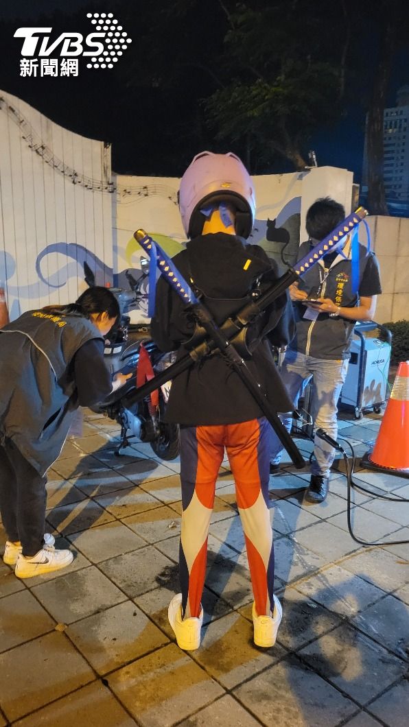 1位cosplay的「假面騎士」,騎乘於路上非常引人注目。(圖/TVBS)