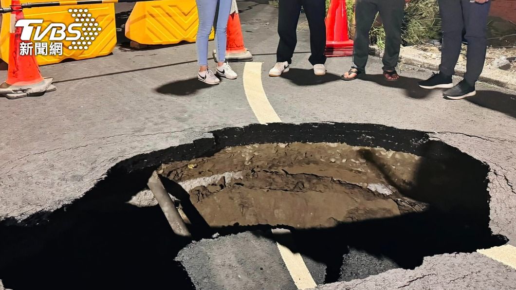 危險！台南深夜驚見「8米大天坑」　底下竟藏湍急水道