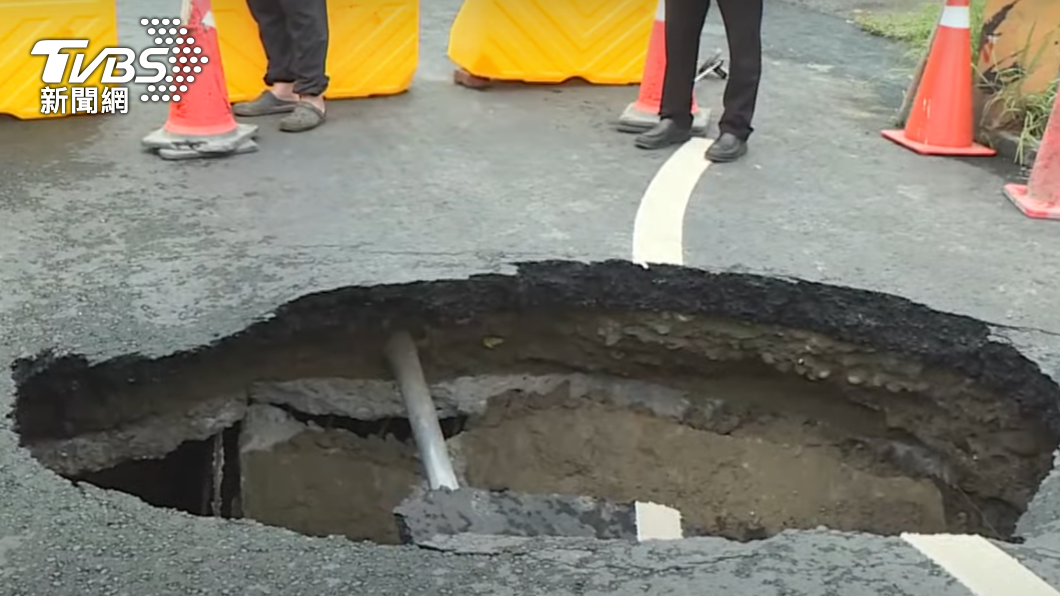 有當地居民憂心，天坑所在位置剛好為常用道路，若不慎墜下後果堪憂。（圖／TVBS）