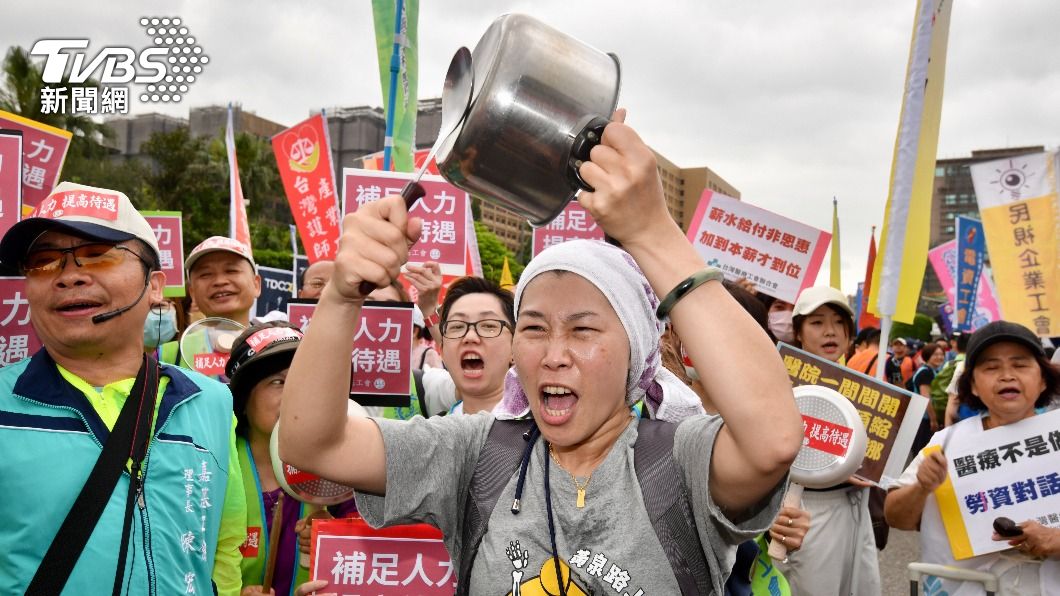 勞團集結上凱道要求賴政府兌現選前承諾。(圖/胡瑞麒攝)