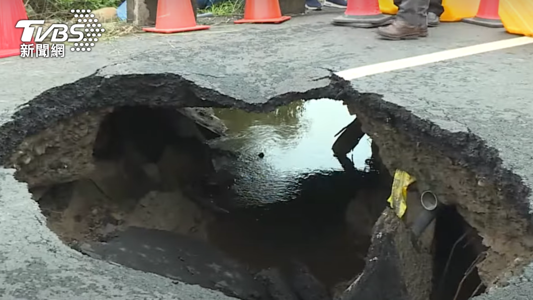 天坑以下即為水路，不排除因天候關係導致塌陷。（圖／TVBS）