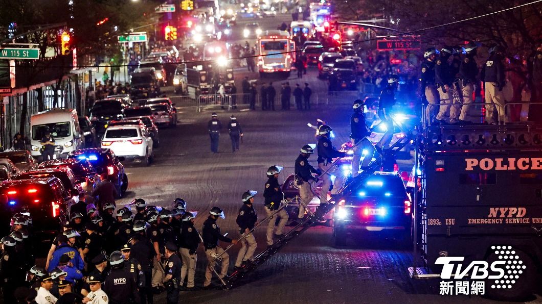 警方出動特殊車輛進入哥倫比亞大學（Columbia University）攻堅。（圖／達志影像路透社）