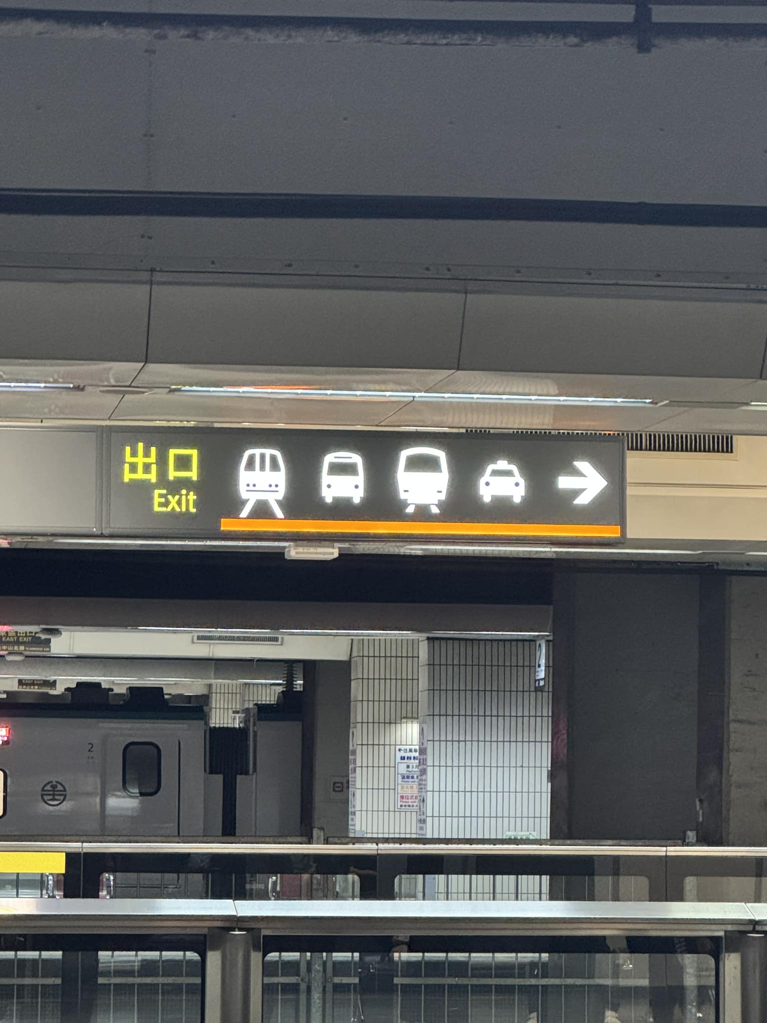 網友貼出高鐵月台轉乘標示,直呼對外國人很難看懂。(圖/翻攝自路上觀察學院臉書)