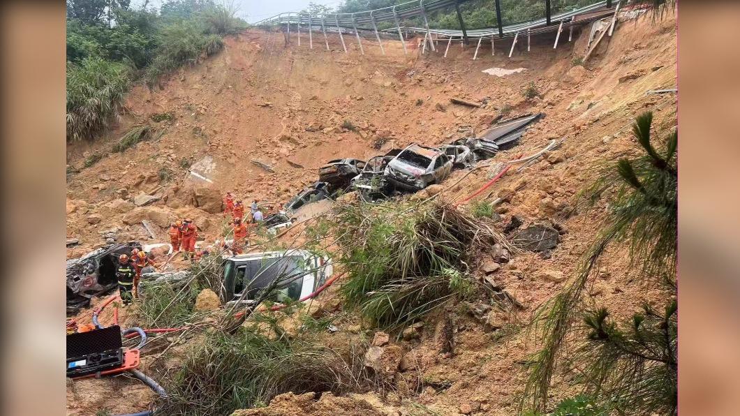 梅龍高速公路路面塌,20輛車陷落。(圖/翻攝自 微博)