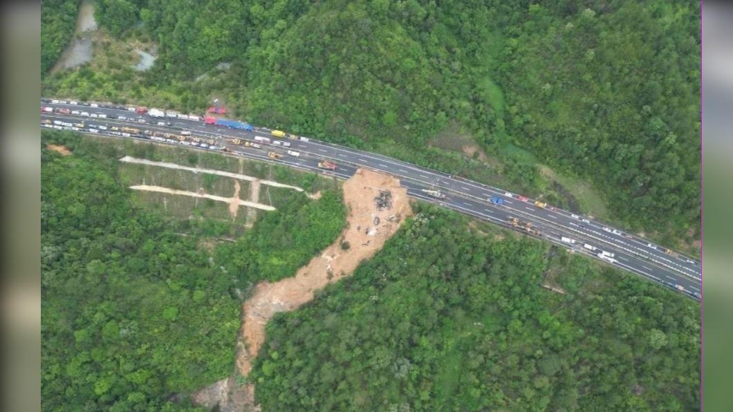 梅龍高速公路坍塌空拍畫面。(圖/翻攝自 微博)