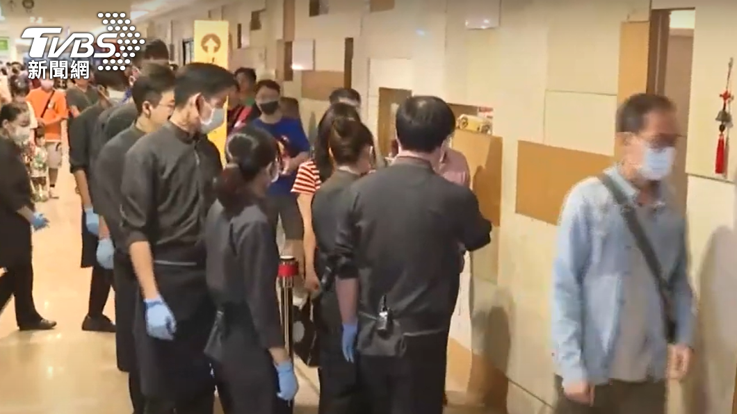 55人上吐下瀉!高雄漢來海港復業爆人潮 死忠客:這時最乾淨