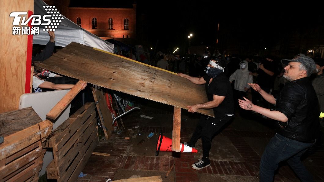 親以巴兩派深夜在UCLA校園爆發衝突。（圖／達志影像路透社）