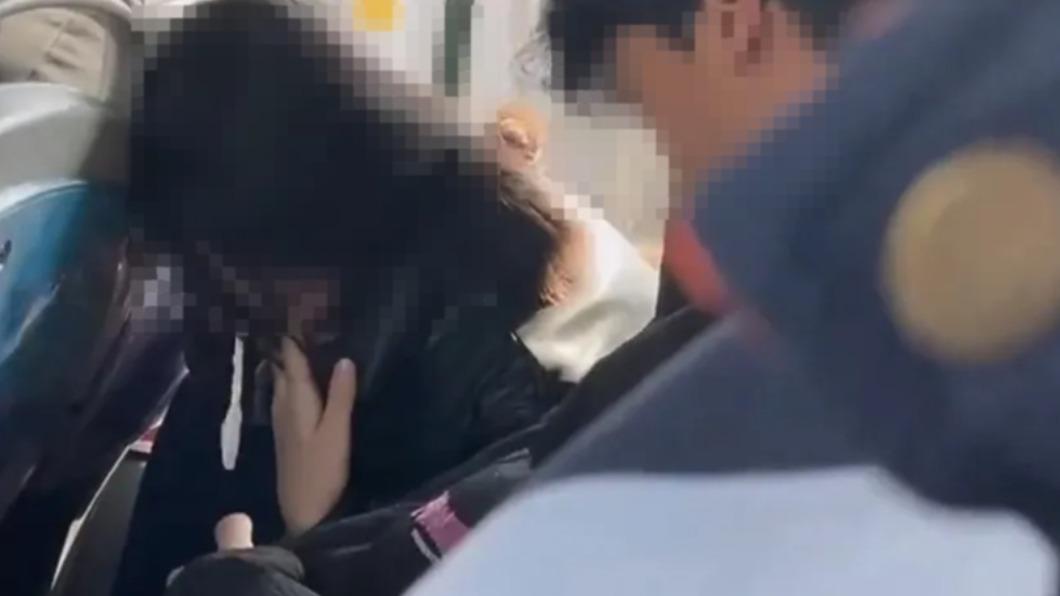 公車驚見活春宮?陸女「不明液體吐地上」超沒功德 6分起伏片曝