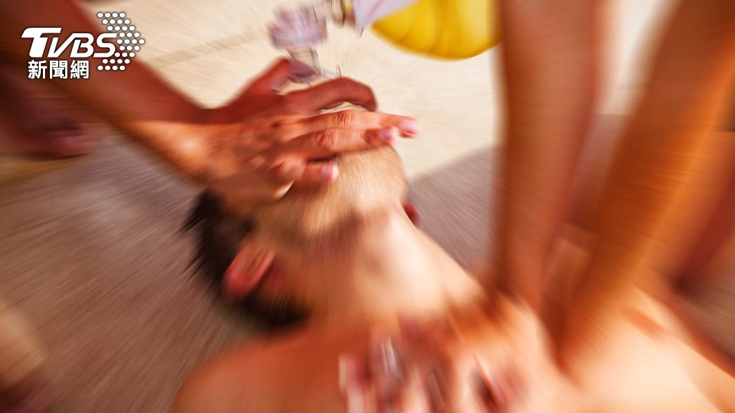 酒駕肇逃突折返!撞死英少年 瘋男「狠擋路人CPR」:離遠點