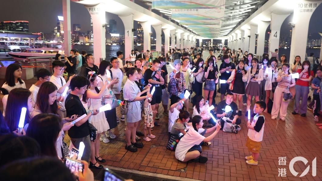 暴雨襲港!五月天演唱會延期 粉絲「不願走」:請假也會再來