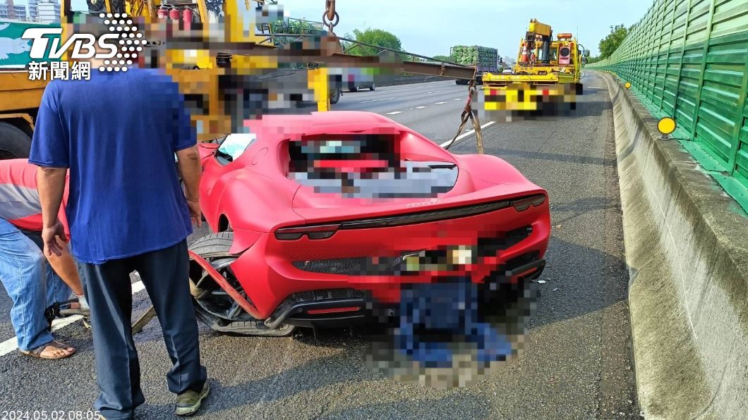 國道一號法拉利自撞!爆胎衝護欄「千萬車身損」 彰化段上班大塞