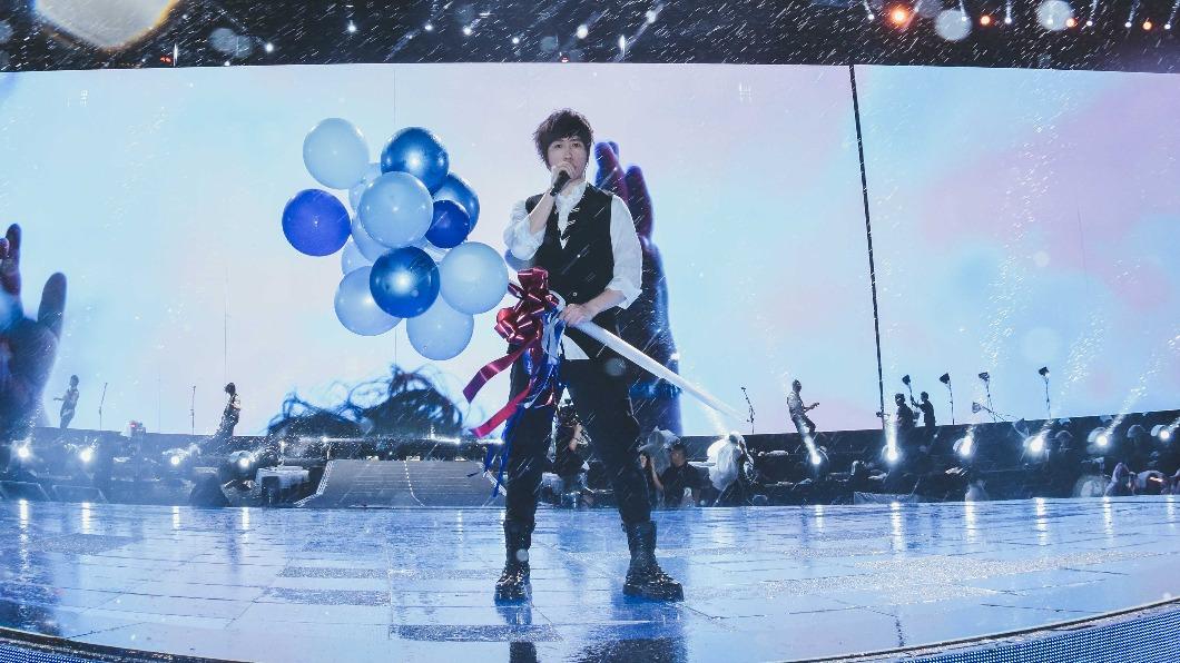 五月天在狂風暴雨中高歌〈倔強〉，讓粉絲相當心疼。（圖／相信音樂提供）
