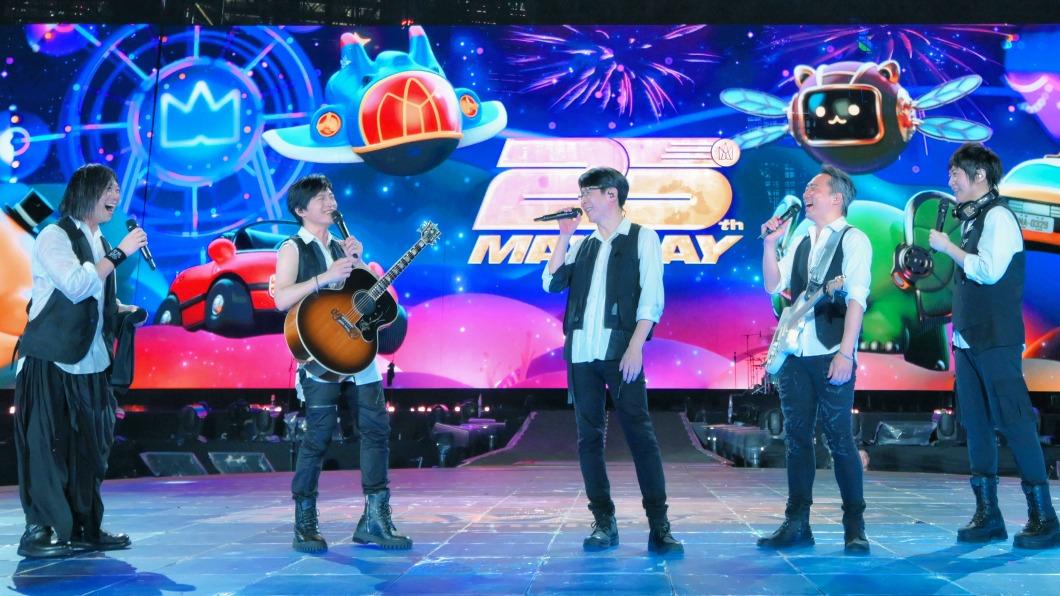 五月天演唱會一票難求，阿信也和歌迷相約要平平安安地重逢。（圖／相信音樂提供）