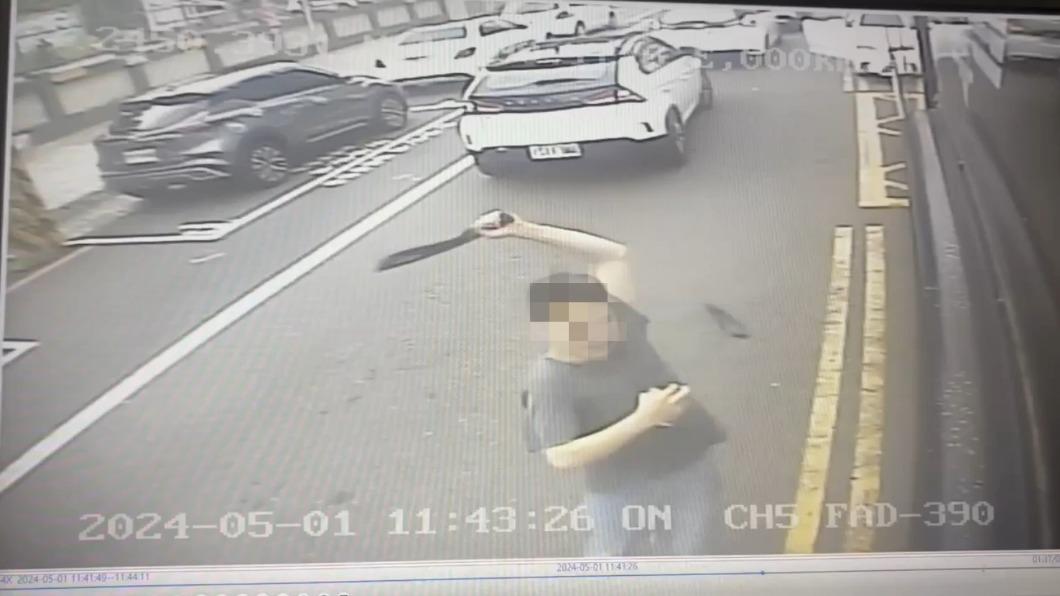 扯!不爽公車開太慢 新竹22歲男持開山刀當街砍向司機