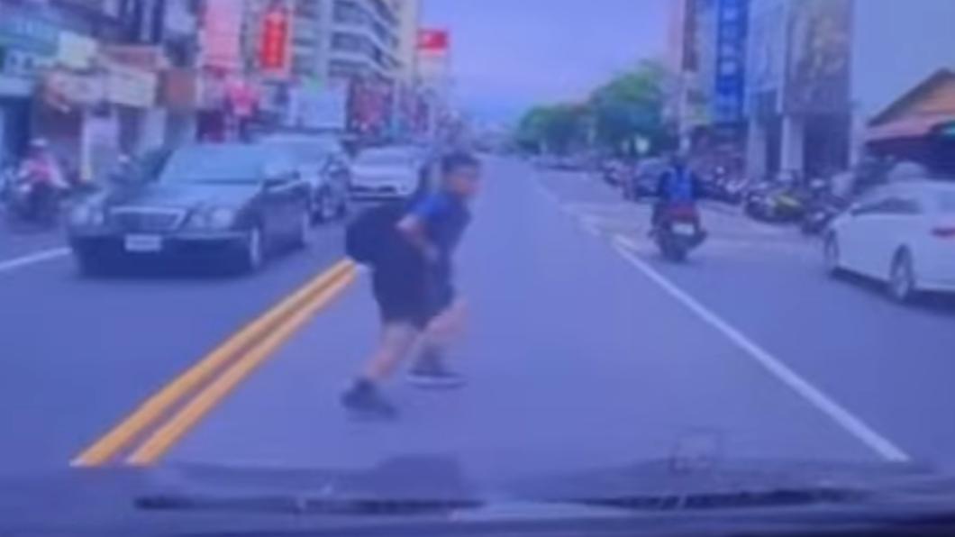 高雄男童從車道竄出,看見來車反而加速腳步。(圖/翻攝自記者爆料網)