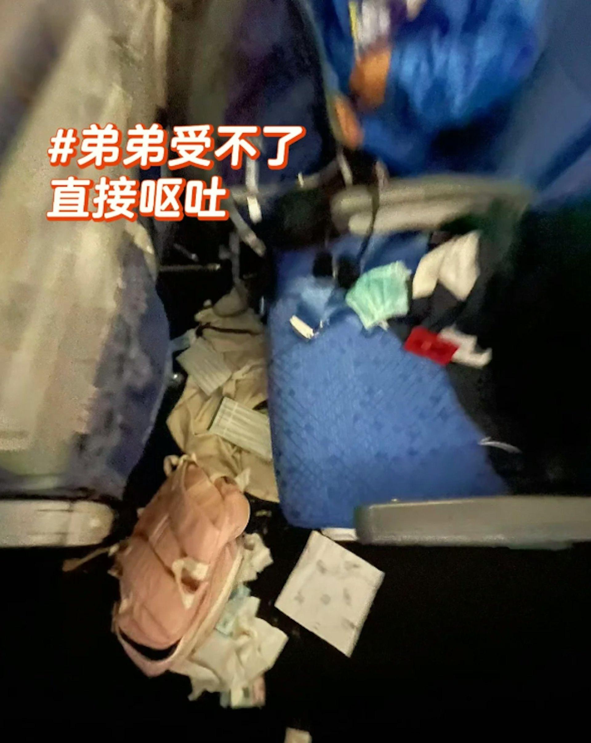 機上搖晃嚴重,物品皆散落一地。(圖/翻攝自小紅書)