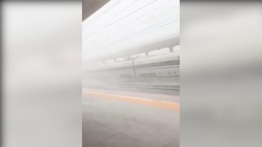 狂風暴雨導致車站的能見度相當低。(圖/翻攝自X@xiaozhangguan)