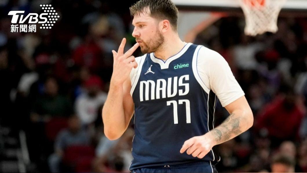 NBA/獨行俠聽牌!唐西奇膝蓋扭傷照砍35分 慘電快艇